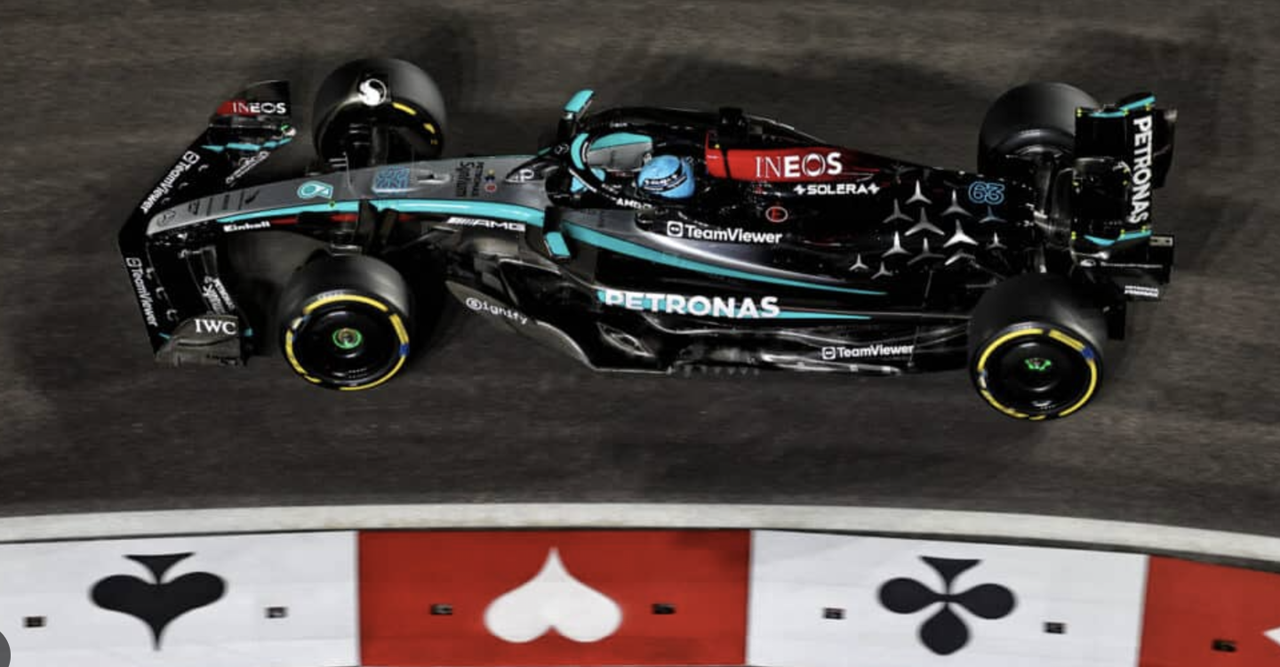 Russell in pole bene Ferrari