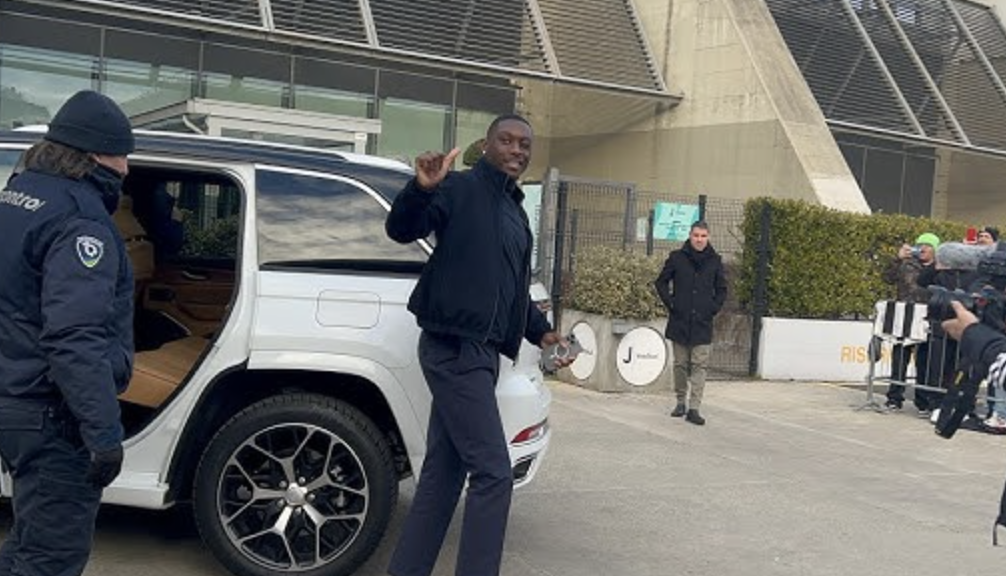 Kolo Muani visite e firma